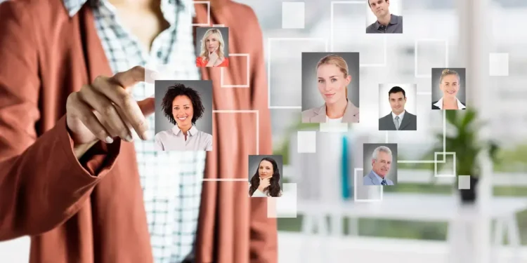 Profissional de Recursos Humanos selecionando candidatos para vaga de emprego.