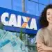 Imagem ilustrativa de mulher sorrindo diante da fachada da Caixa, com notas de cem reais, referência ao saque calamidade do FGTS operado pelo banco