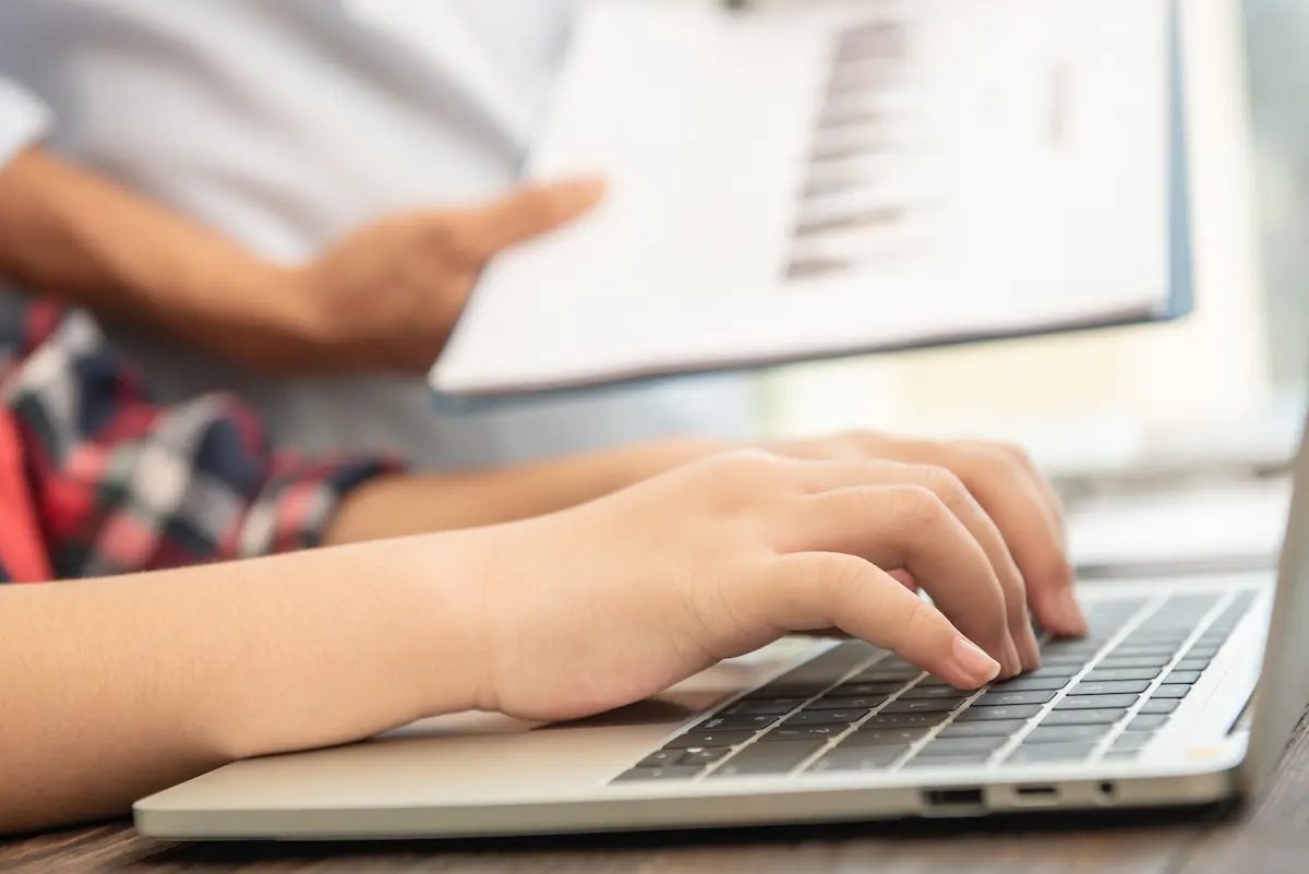 Pessoa acessa notebook para consultar vagas de emprego disponíveis no SEST SENAT.