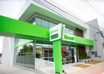 Fachada de uma agência do Sicredi, cooperativa que está com mais de 80 vagas abertas em diferentes áreas.