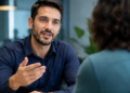 Profissional em entrevista de emprego demonstrando comunicação e habilidades comportamentais.