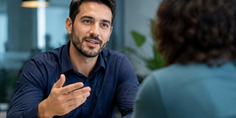 Profissional em entrevista de emprego demonstrando comunicação e habilidades comportamentais.