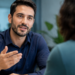 Profissional em entrevista de emprego demonstrando comunicação e habilidades comportamentais.