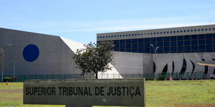 Imagem ilustrativa da fachada do Superior Tribunal de Justiça, em Brasília, com o letreiro do tribunal em primeiro plano, em referência ao caso das punições do MEC a cursos de medicina avaliados pelo Enamed