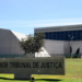 Imagem ilustrativa da fachada do Superior Tribunal de Justiça, em Brasília, com o letreiro do tribunal em primeiro plano, em referência ao caso das punições do MEC a cursos de medicina avaliados pelo Enamed