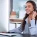 Profissional de televendas utilizando headset durante atendimento por telefone em ambiente de trabalho.