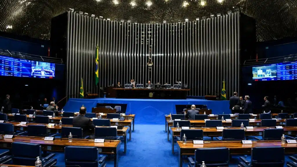 Plenário do Senado Federal durante sessão legislativa sobre propostas de alteração da Constituição