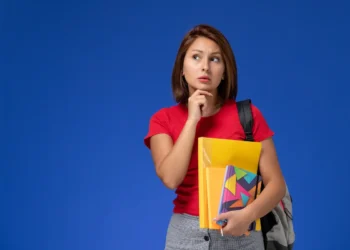 Estudante realizando prova do Enem como treineiro para avaliar desempenho antes da conclusão do ensino médio.