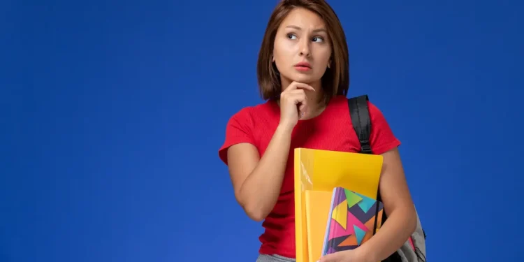 Estudante realizando prova do Enem como treineiro para avaliar desempenho antes da conclusão do ensino médio.