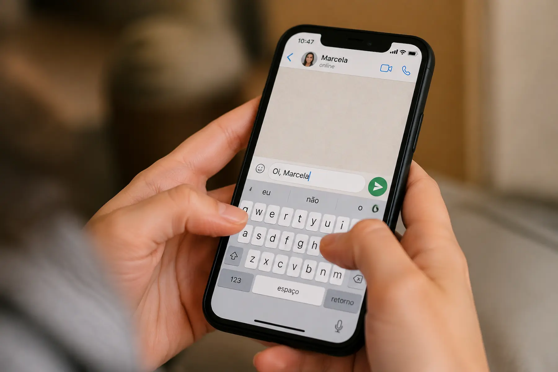 Pessoa digitando mensagem no celular com vocativo separado por vírgula, exemplo de uso da norma-padrão da língua portuguesa.