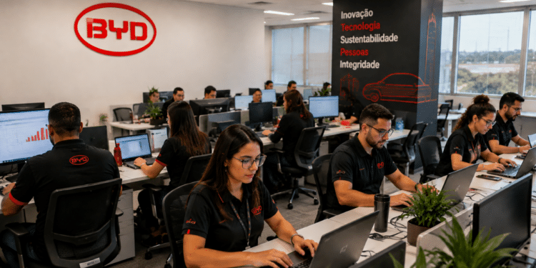 Funcionários trabalham em escritório da BYD durante expansão de vagas de emprego na Bahia.