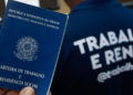 Carteira de Trabalho em destaque representa vagas de emprego oferecidas pela Prefeitura do Rio.