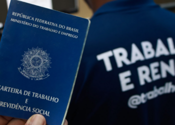 Carteira de Trabalho em destaque representa vagas de emprego oferecidas pela Prefeitura do Rio.