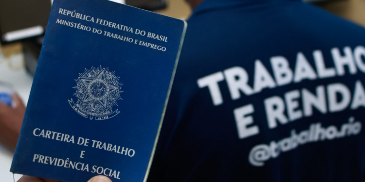 Carteira de Trabalho em destaque representa vagas de emprego oferecidas pela Prefeitura do Rio.