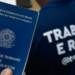 Carteira de Trabalho em destaque representa vagas de emprego oferecidas pela Prefeitura do Rio.
