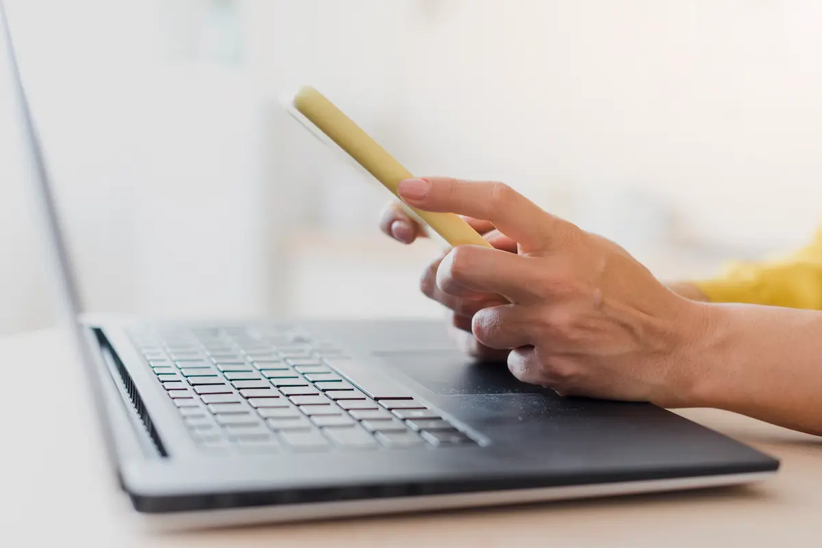 Pessoa utilizando notebook para acessar plataforma online de vagas de emprego da GOL Carreiras.