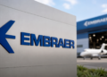 Logo da Embraer em destaque, representando a abertura de 200 vagas de estágio com bolsa de R$ 2 mil.