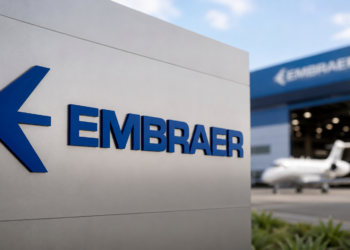 Logo da Embraer em destaque, representando a abertura de 200 vagas de estágio com bolsa de R$ 2 mil.