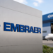 Logo da Embraer em destaque, representando a abertura de 200 vagas de estágio com bolsa de R$ 2 mil.