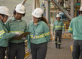 Trabalhadores uniformizados atuam em ambiente industrial da Vale, representando a abertura de 450 vagas de estágio técnico.