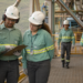 Trabalhadores uniformizados atuam em ambiente industrial da Vale, representando a abertura de 450 vagas de estágio técnico.