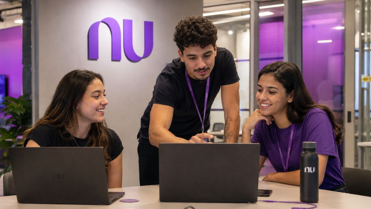 Estagiários do Nubank trabalham em equipe durante atividade com mentoria técnica no banco digital.