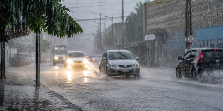 Chuva intensa em rua movimentada, representando o significado do verbo chover em português.