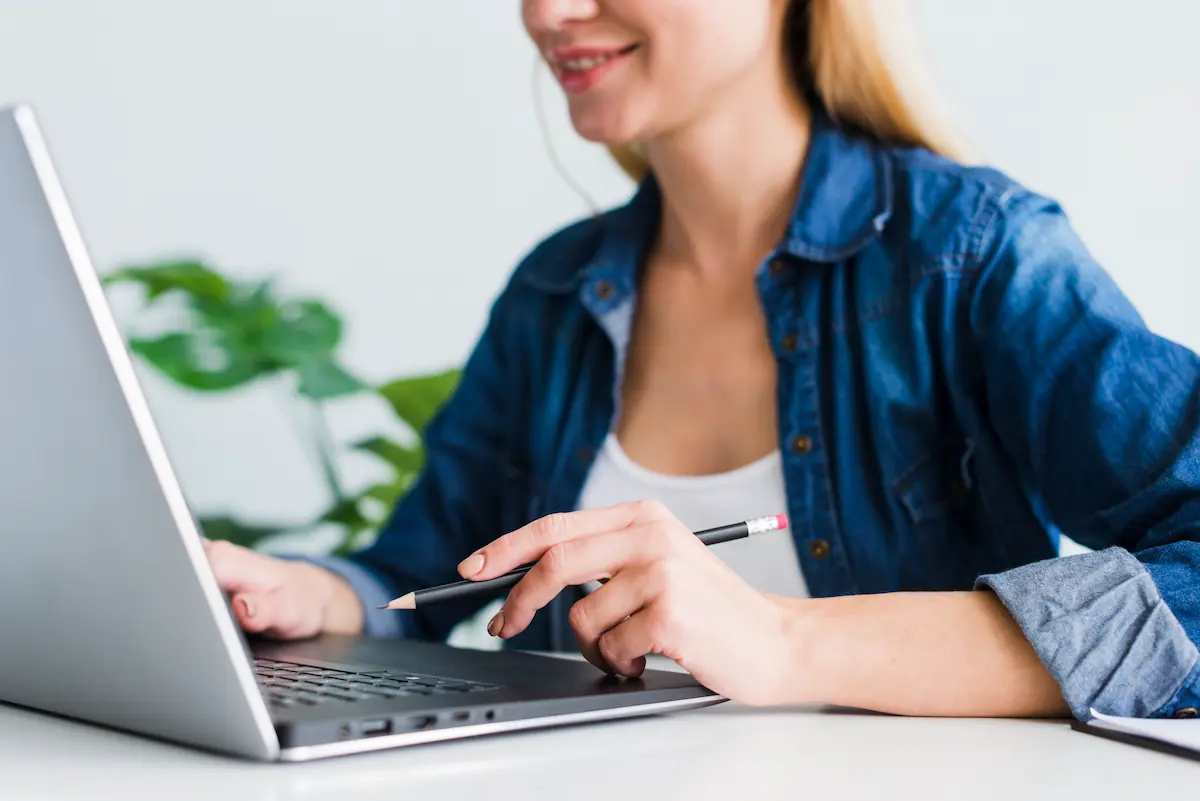 Estudante preenchendo cadastro online para o Vestibular 2027 da Unicamp pelo computador.