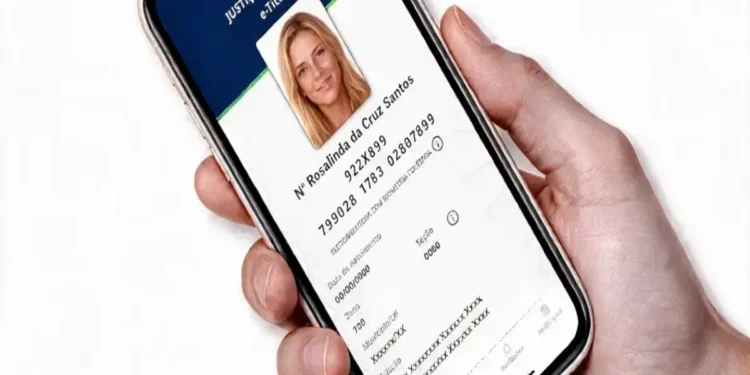 Pessoa segurando celular exibindo tela de e-Título da Justiça Eleitoral com foto de mulher, simbolizando o prazo para acesso do app para a eleição de 2026.
