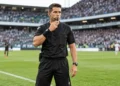 Árbitro esportivo de futebol em campo durante partida, representando a atuação dos profissionais da arbitragem e o cumprimento das regras do jogo.