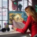 Arquiteta desenvolve projeto digital e físico em escritório moderno.