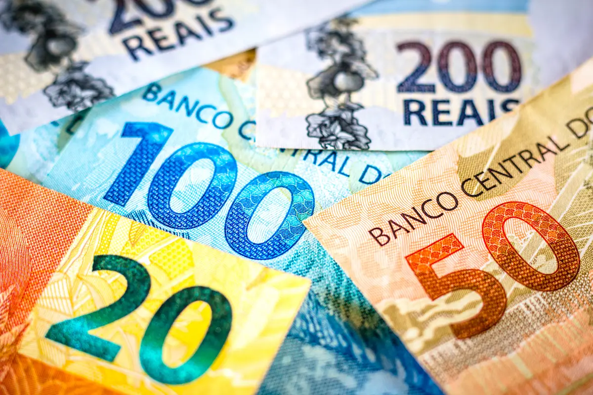 Notas de real representam o pagamento de bolsa-auxílio mensal para mães com filhos de até 11 anos e 11 meses.