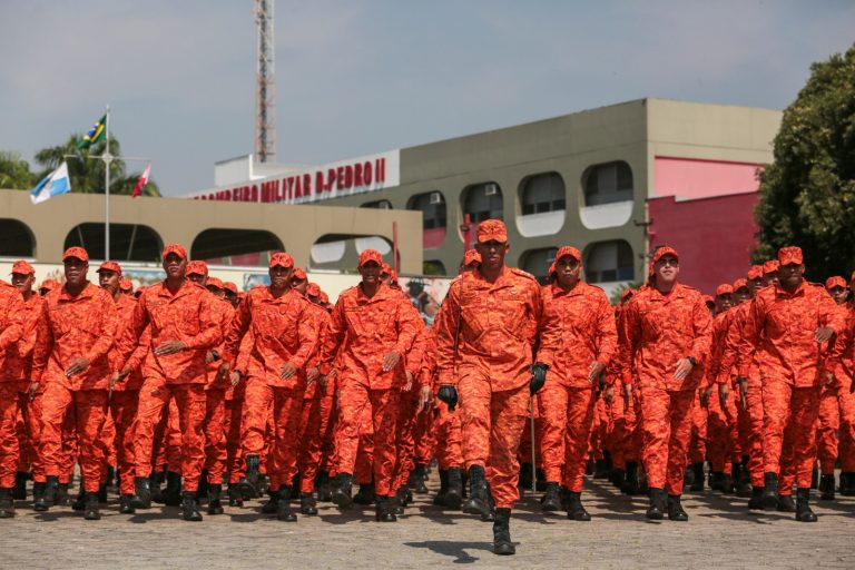 Bombeiros militares desfilam em frente ao quartel Dom Pedro II.