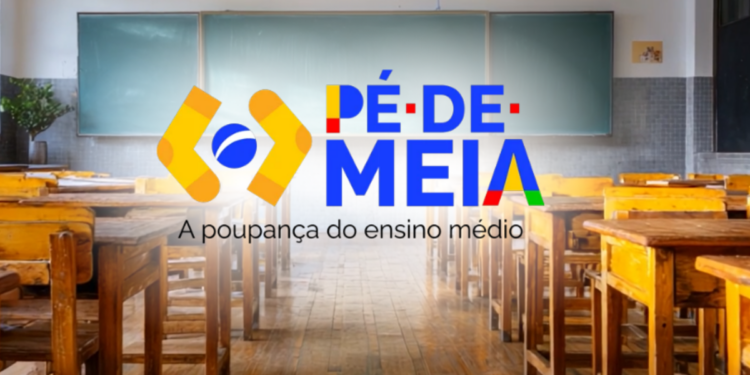 Sala de aula vazia com carteiras de madeira e logo do Pé-de-Meia ao centro.