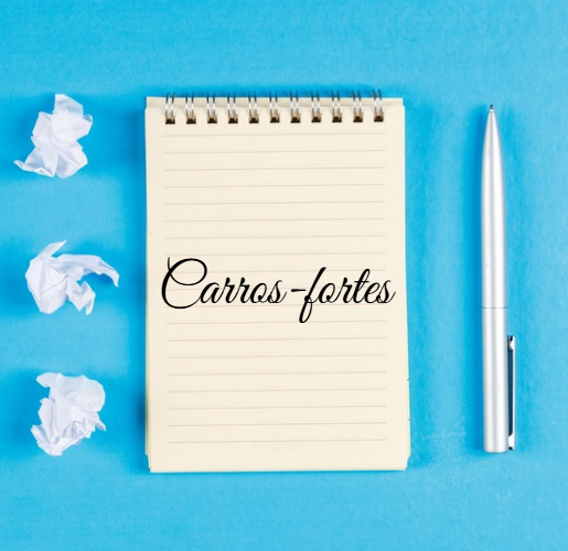 Bloco de notas com “Carros-fortes” escrito ao centro, caneta prateada e três papéis amassados em fundo azul.