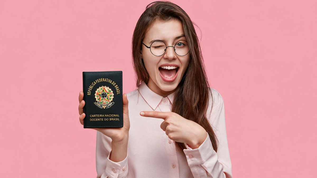 Jovem com óculos exibe Carteira Nacional do Docente com expressão animada.