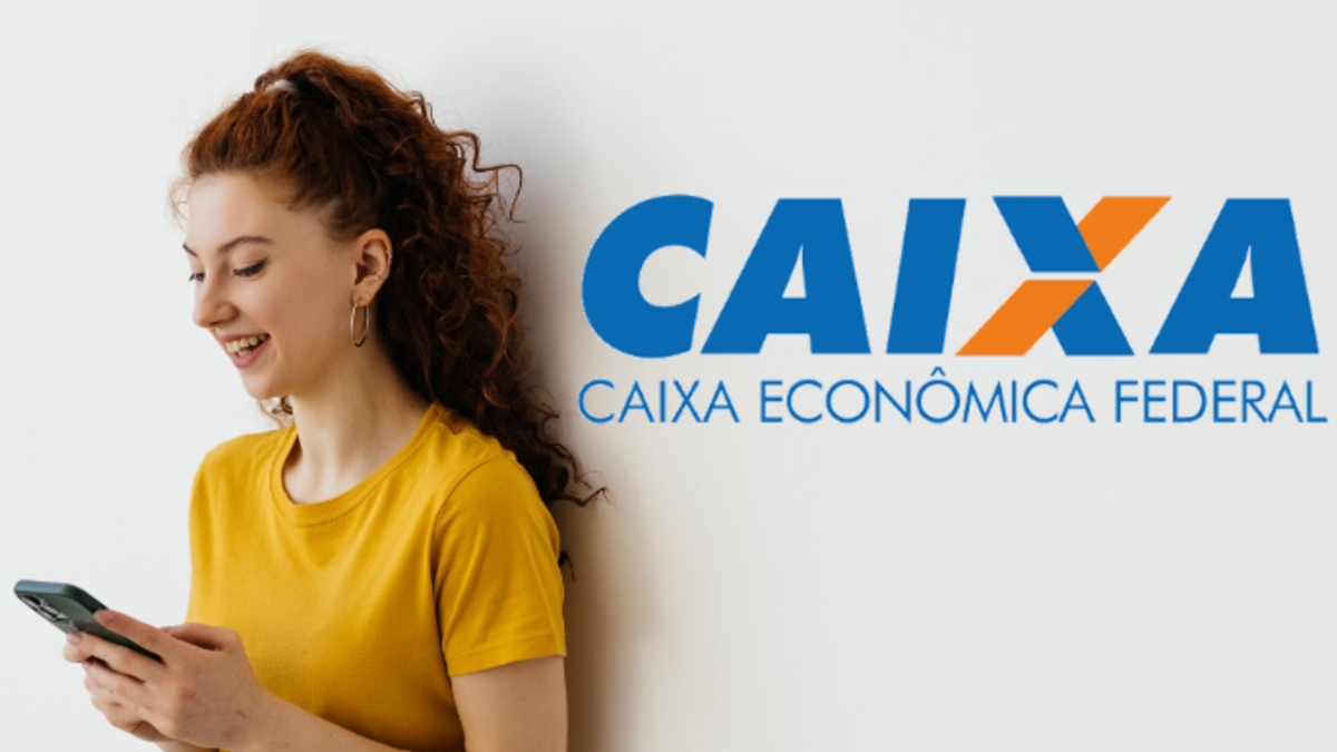 Jovem mulher sorridente com cabelo cacheado e blusa amarela usando celular ao lado do logo da Caixa Econômica Federal.
