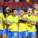 Jogadoras da seleção brasileira feminina de futebol comemoram gol abraçadas em campo, com a camisa amarela e o calção azul, em partida de Copa do Mundo Feminina.