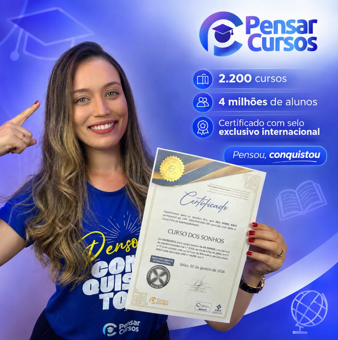 Mulher exibe certificado internacional da Pensar Cursos em 2026.