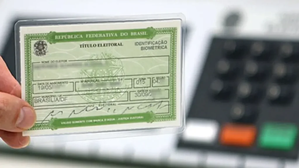 Título de eleitor com identificação biométrica em destaque durante votação eletrônica.