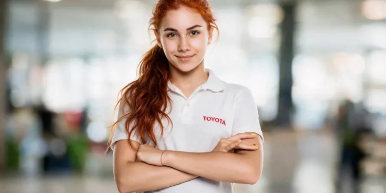 Jovem olhando para câmera usando farda da Toyota.