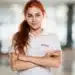 Jovem olhando para câmera usando farda da Toyota, simbolizando as inscrições para o programa de estágio, que terminam nesta sexta, 16.