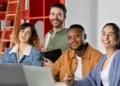 Quatro jovens em ambiente de trabalho.