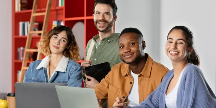 Quatro jovens em ambiente de trabalho.