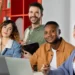 Quatro jovens em ambiente de trabalho.