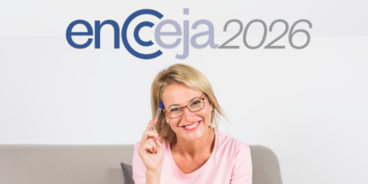 Mulher loira de óculos, sorrindo e segurando caneta azul e logo do Encceja encima.