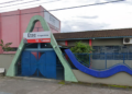 Entrada da Etec Caraguatatuba com fachada e letreiro do Governo de SP.