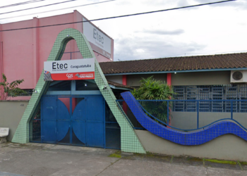 Entrada da Etec Caraguatatuba com fachada e letreiro do Governo de SP.