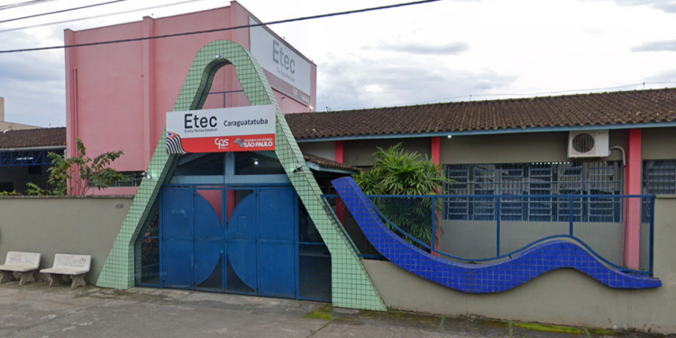 Entrada da Etec Caraguatatuba com fachada e letreiro do Governo de SP.