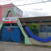 Entrada da Etec Caraguatatuba com fachada e letreiro do Governo de SP.